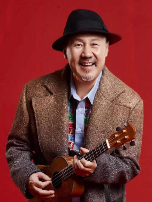 腾格尔，1960年1月15日出生于内蒙古自治区鄂尔多斯市鄂托克旗额尔和图苏木，蒙古族，毕业于天津音乐学院，中国男歌唱家，中央民族歌舞团副团长，国家一级演员，中国音乐家协会理事，中央国家机关颁发的五一劳动奖章获得者，全国劳动模范。
1986年创作并演唱歌曲《蒙古人》，一举成名；同年推出第一张个人专辑《你和太阳一同升起》。1992年应邀赴台北举行个人演唱会，在海峡两岸引起轰动，成为建国以来内地到台湾举行个人演唱会的第一位歌手。1993年组建苍狼乐队，任队长兼主唱。1994年在电影《黑骏马》担任该片的全部音乐创作和主唱，并获第19届蒙特利尔国际电影节获最佳音乐艺术奖。2001年凭借歌曲《天堂》获得首届中国音乐金钟奖声乐作品铜奖。2004年荣获“五一劳动奖章”。2009年发行的专辑《云中的月亮》获得2009年度十大发烧唱片“年度最佳民族声乐演唱专辑”。2013年发行原创歌曲《桃花源》。